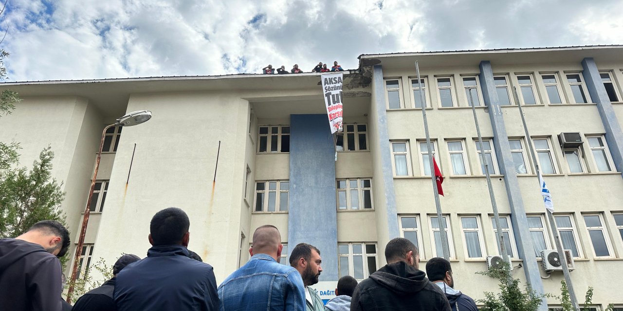 İşten Çıkarılan Arkadaşları İçin Firmanın Çatısına Çıktılar