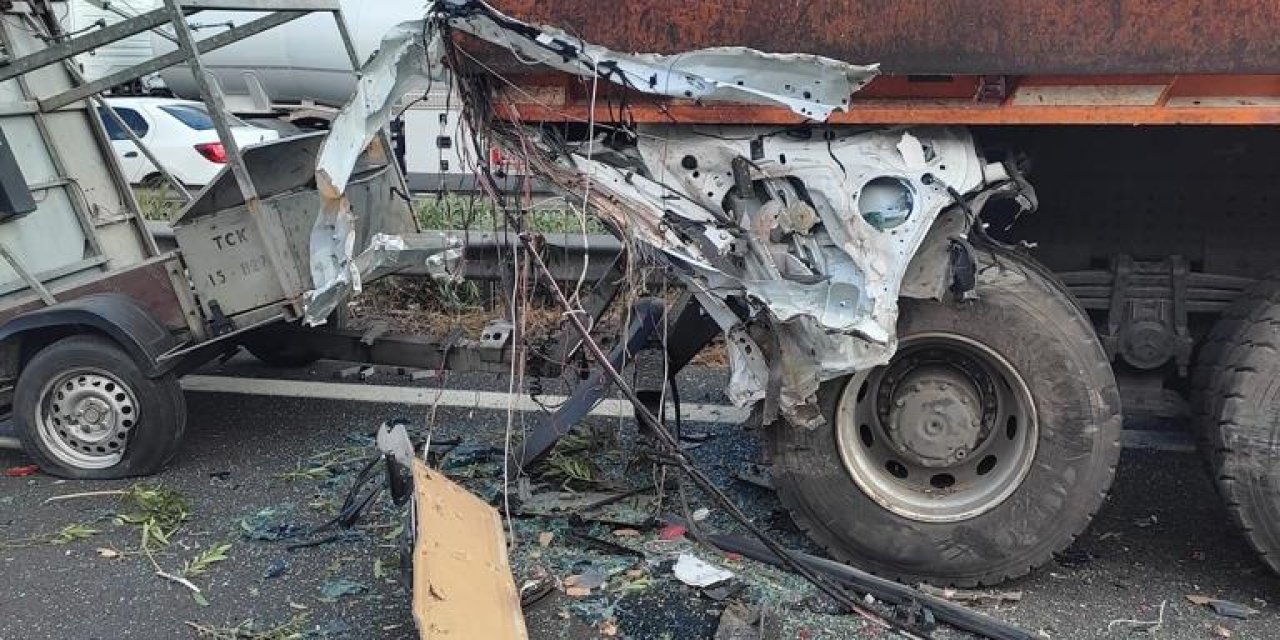 Yolcu Minibüsü, Park Halindeki Kamyona Arkadan Çarptı: 5 Ölü, 5 Yaralı