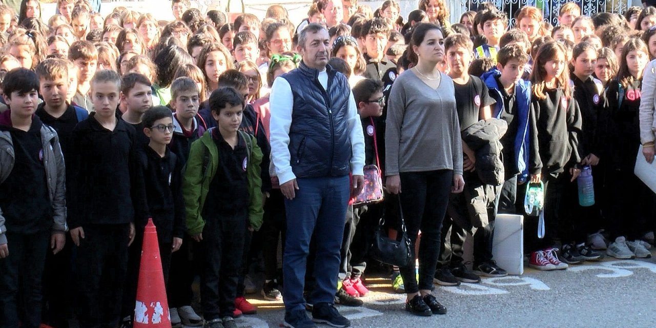 Filistin'de Ölenler İçin Okullarda Saygı Duruşu