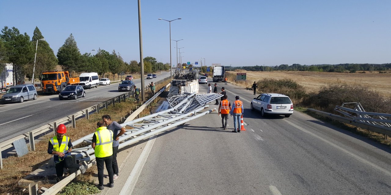 Hafriyat Kamyonunun Açık Kalan Damperi, Yön Levhasına Çarptı