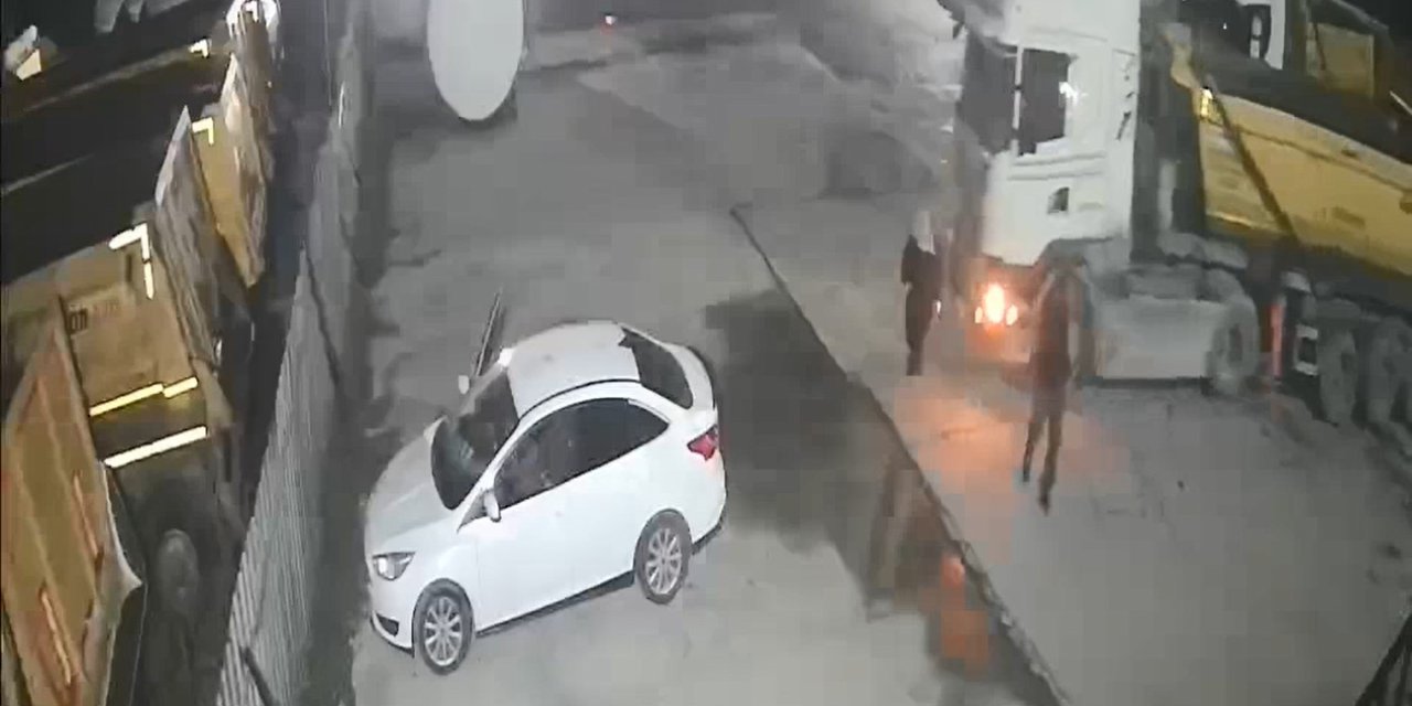 Hafriyat Kamyonun Dehşetinin Başladığı Anlar; Anne Ve Babasını Ezmeye Çalıştı