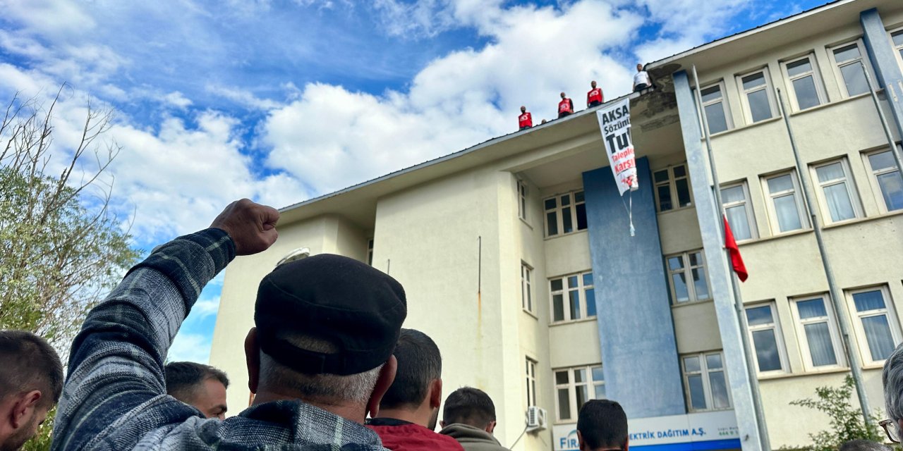 İşten Çıkarılan Arkadaşları İçin Firmanın Çatısına Çıktılar (2)