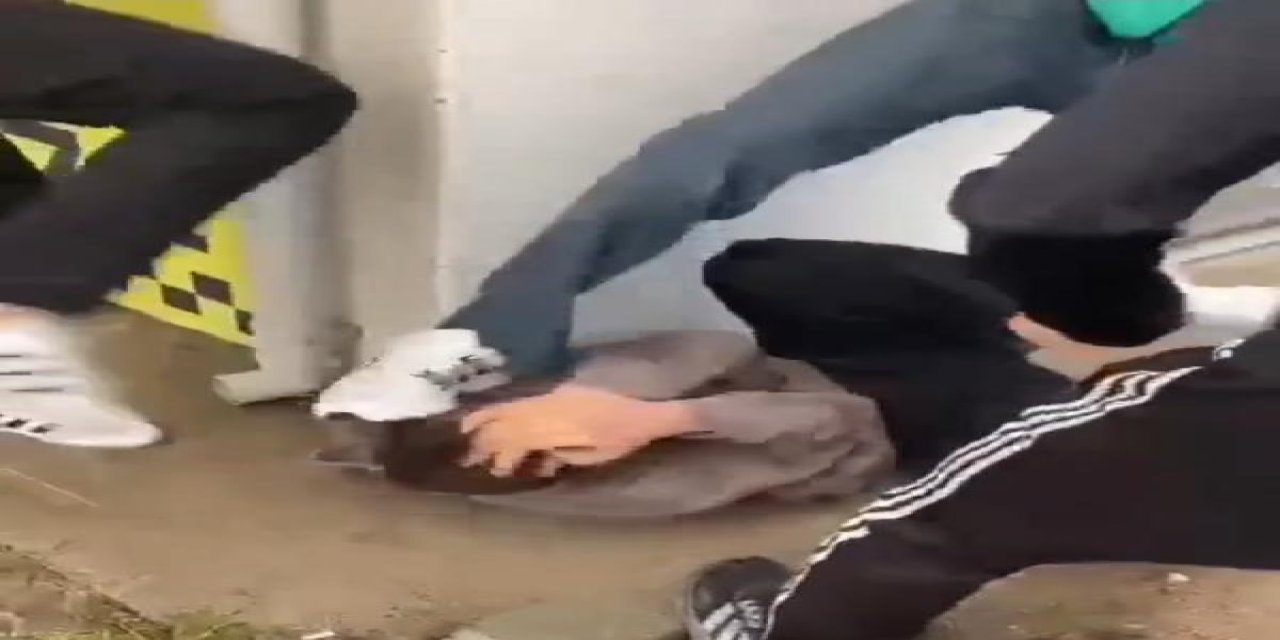 Liselilerin 'Kız Meselesi' Kavgasında Darbedilip, Bıçaklandı; O Anlar Kamerada
