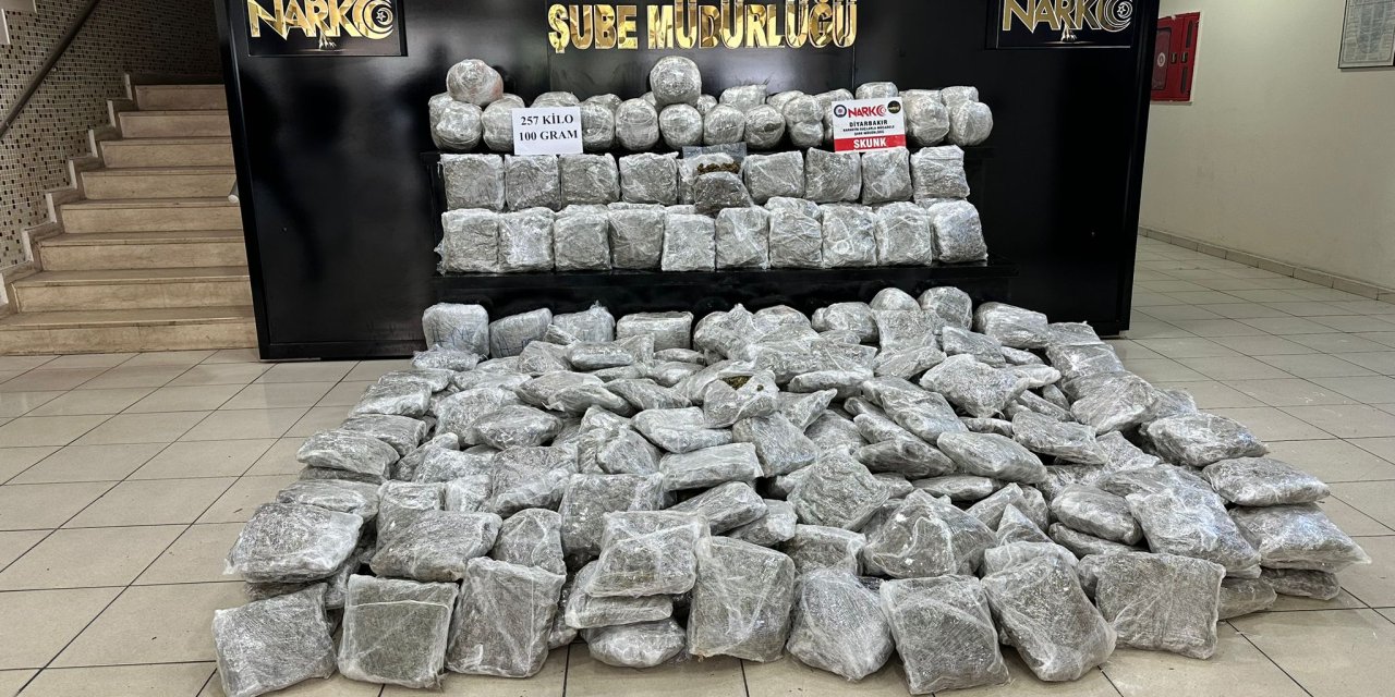 'Dur' İhtarına Uymayan Sürücünün Minibüsünde 257 Kilo Skunk Ele Geçirildi