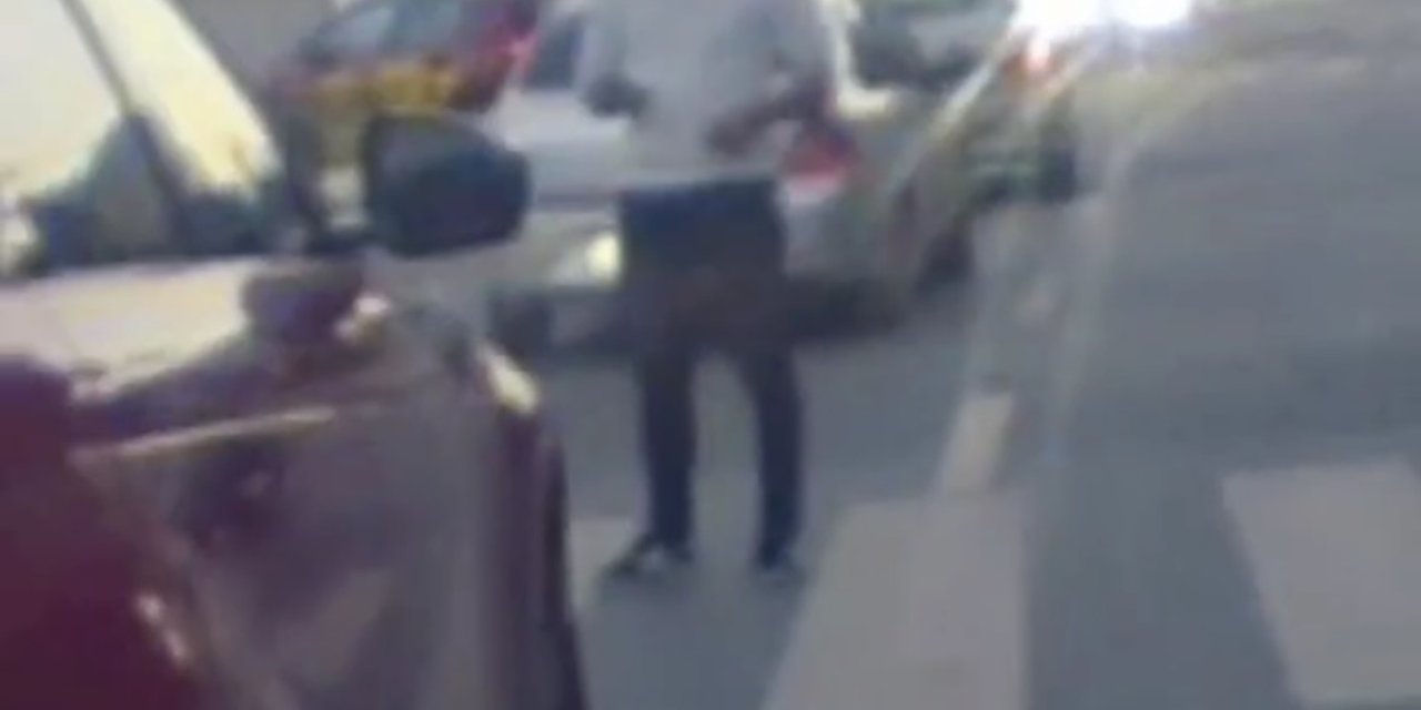 Üsküdar'da Trafikte Gergin Anlar; Üzerine Sürülen Cipe Kaskını Fırlattı