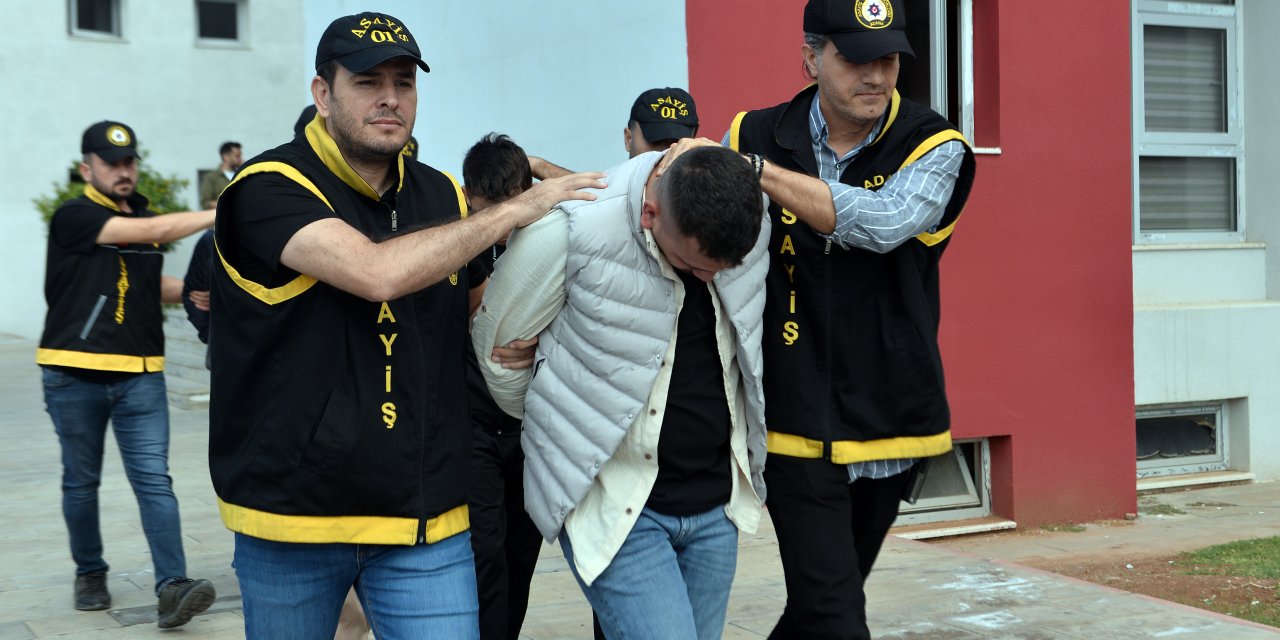 Eşcinsel İlişki Vaadiyle Buluştukları Gencin Banka Hesabındaki Parasını Gasbettiler