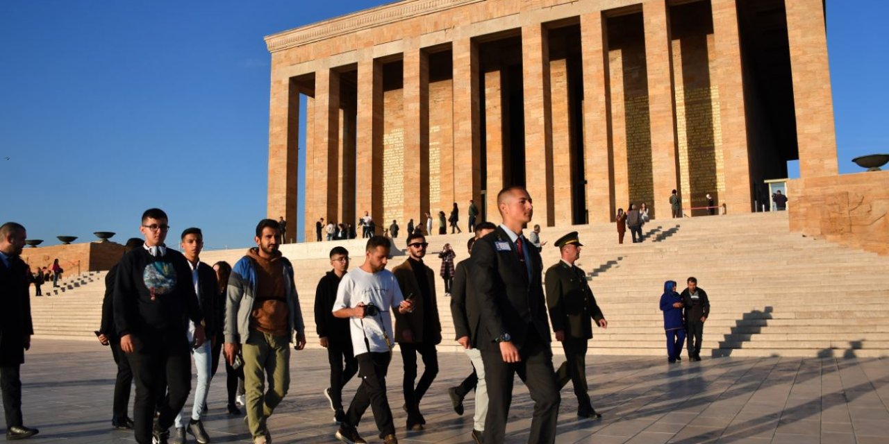 Şırnaklı Ve Hakkarili Gençler Anıtkabir'i Ziyaret Etti