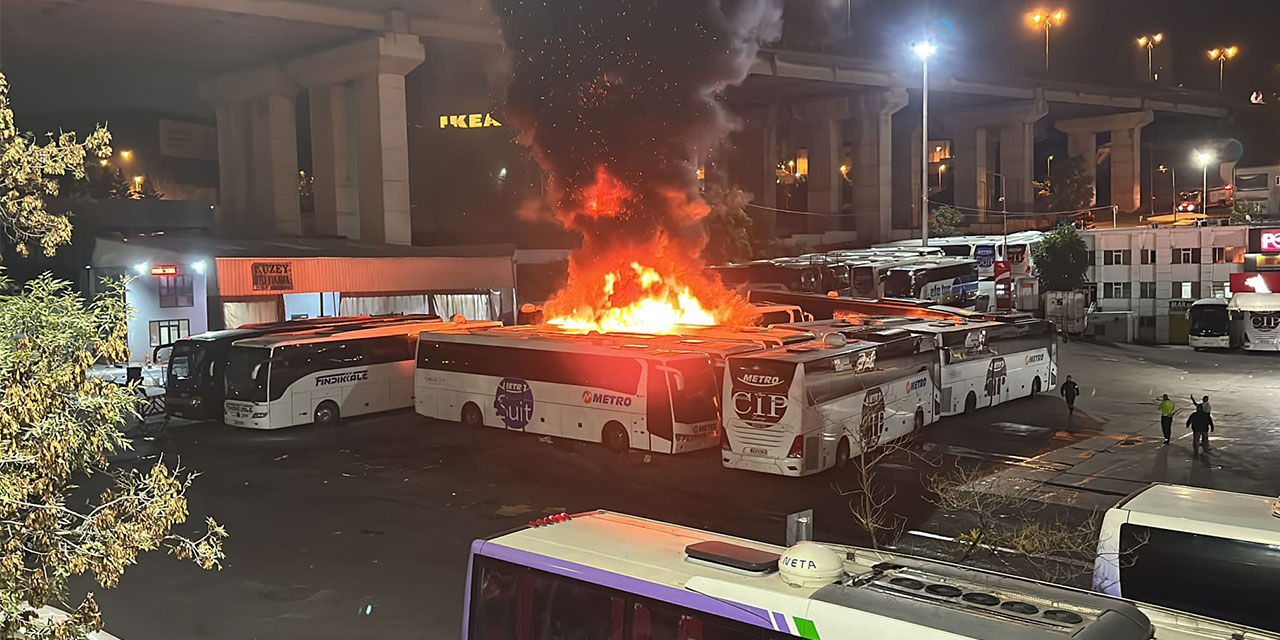Otogarda Yolcu Otobüsü Alev Alev Yandı