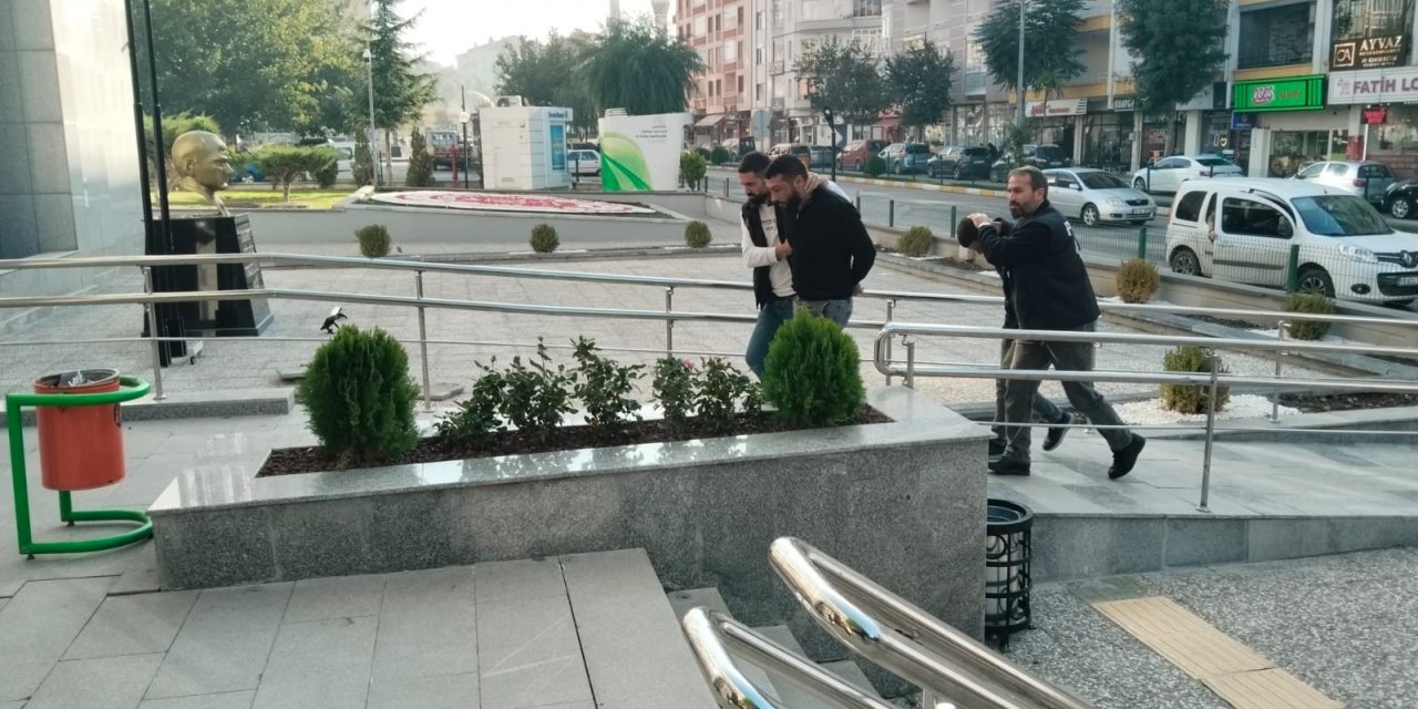 Alıkoydukları Kişinin Parasını Gasbettiler