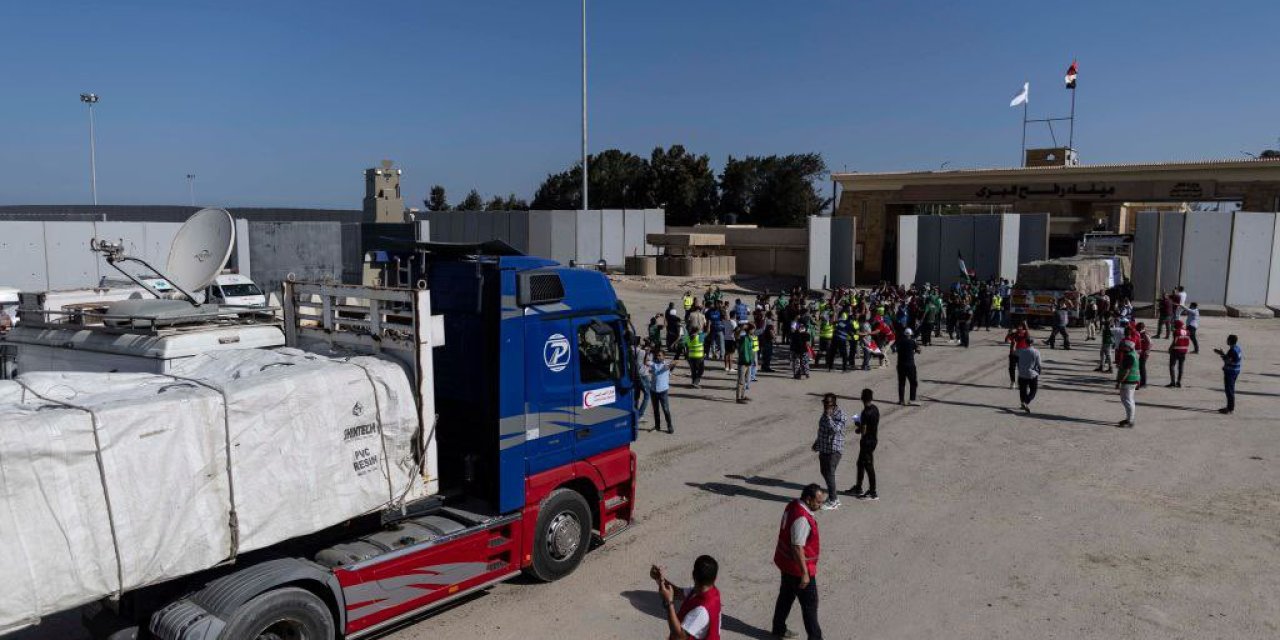 Yardım Kamyonları, Refah Sınır Kapısı’ndan Geçmeye Başladı-fotoğraflar