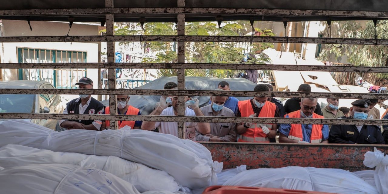 Gazze’de Hayatını Kaybedenler Toplu Mezarlara Gömülüyor