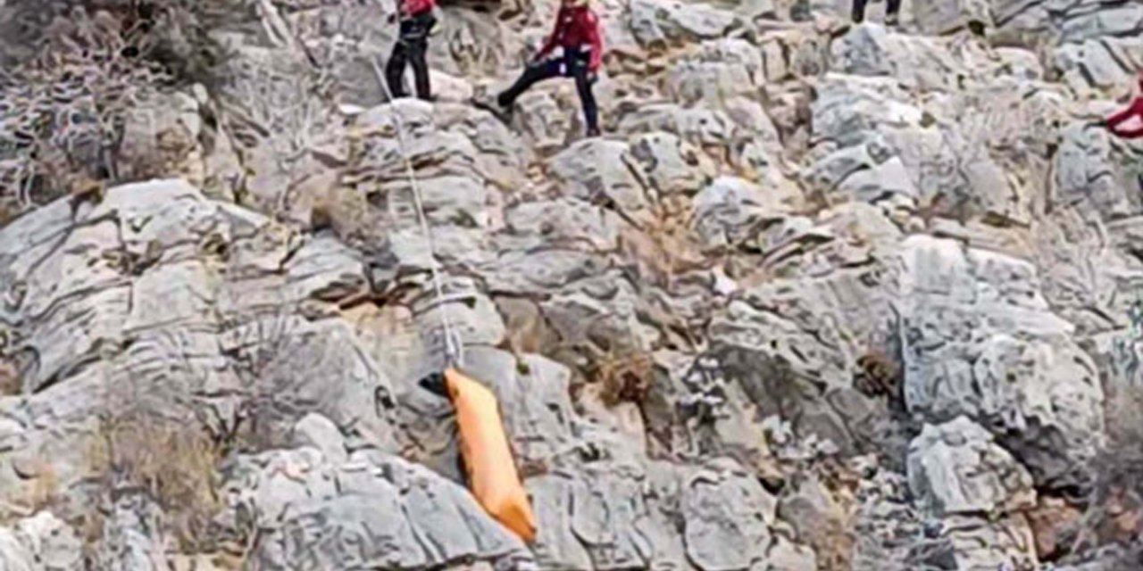 Fethiye'de Kayalıklara Düşen İngiliz Paraşüt Pilotu Öldü