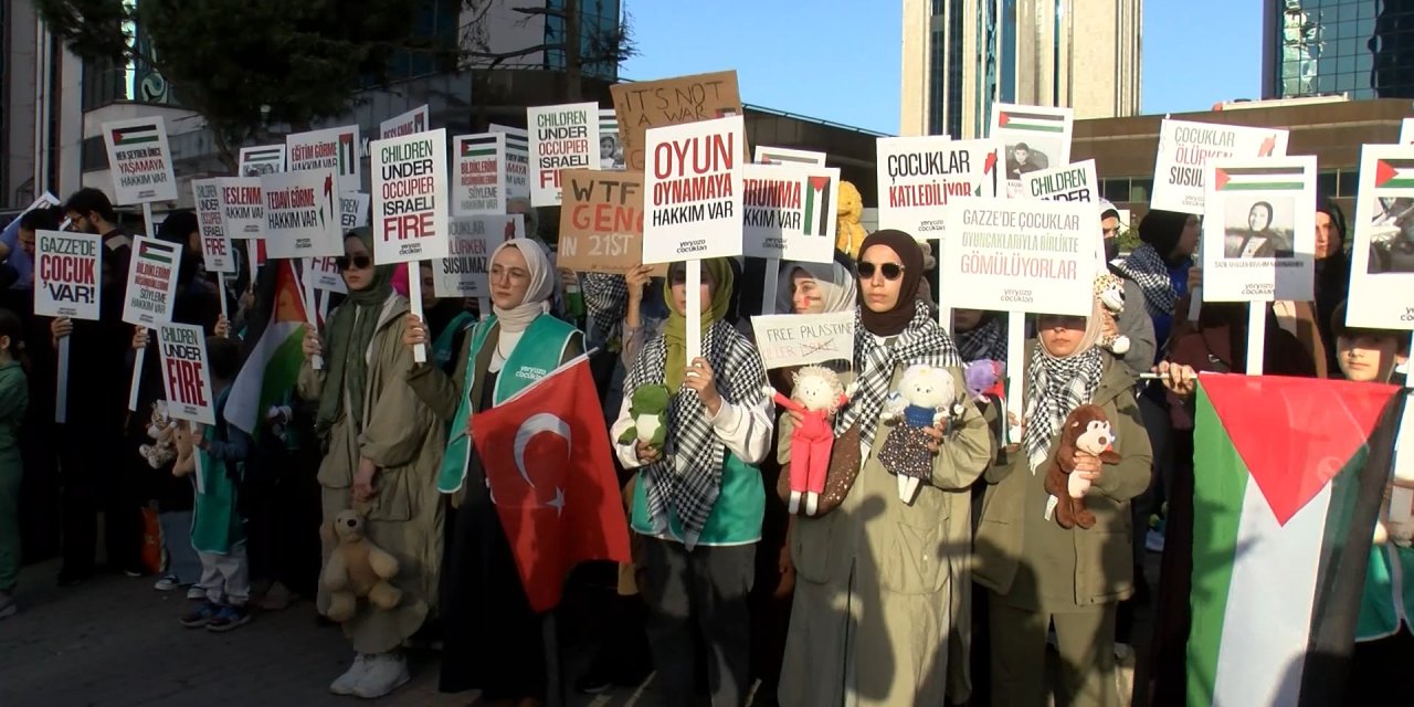 İsrail Başkonsolosluğu Önünde Oyuncaklı Protesto