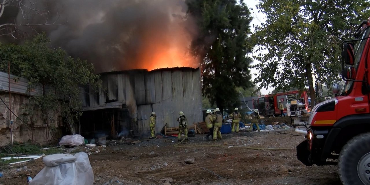 Beyoğlu'nda Otopark İnşaatındaki Depo Alev Alev Yandı