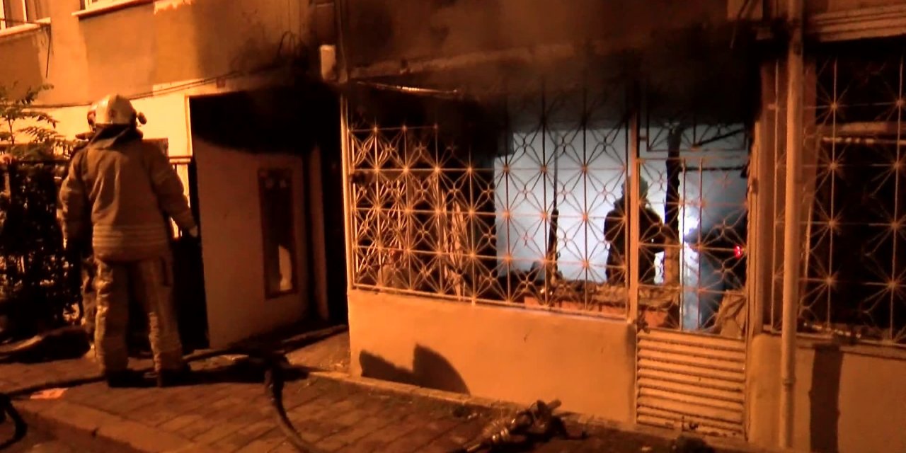Fatih'te Yangın: Değerli Eşyalarını Kurtardılar