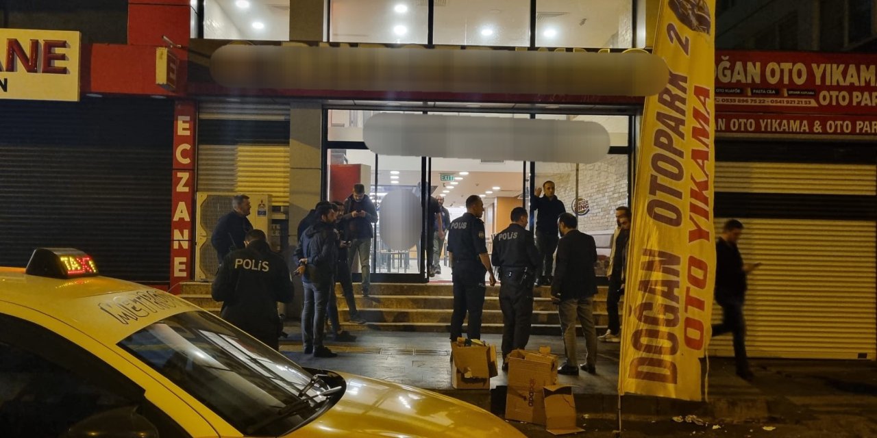Diyarbakır'da Fast Food Zinciri Şubesine Maytap Atıldı