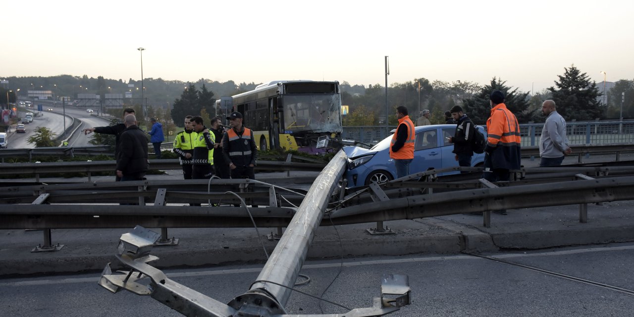 Bahçelievler'de İett Otobüsü Aydınlatma Direğini Devirdi: Yol Kapandı