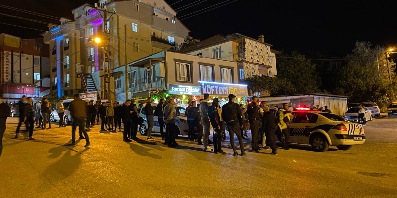 'Dur' İhtarına Uymayan Sürücü, Aracıyla 2'si Polis 4 Kişiye Çarptı