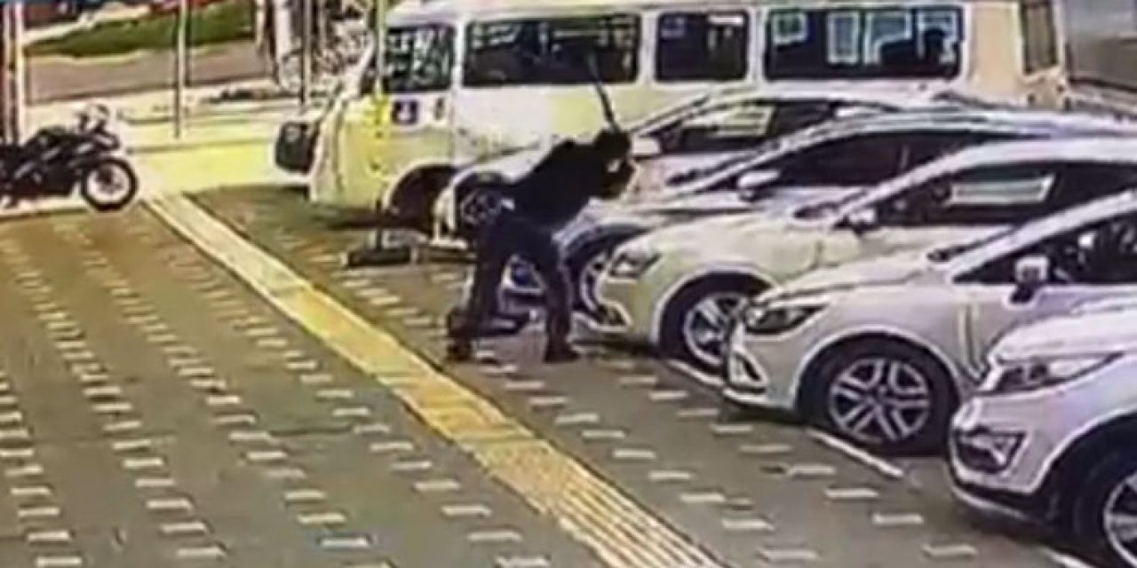 Balta İle Park Halindeki Araçlara Saldırdı; O Anlar Kamerada