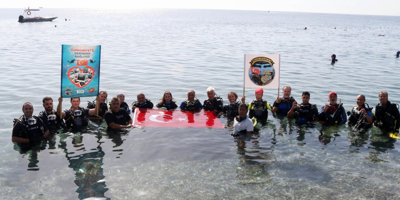 Cumhuriyet'in 100'üncü Yılında Türk Bayrağı Açıp, Dalış Yaptılar
