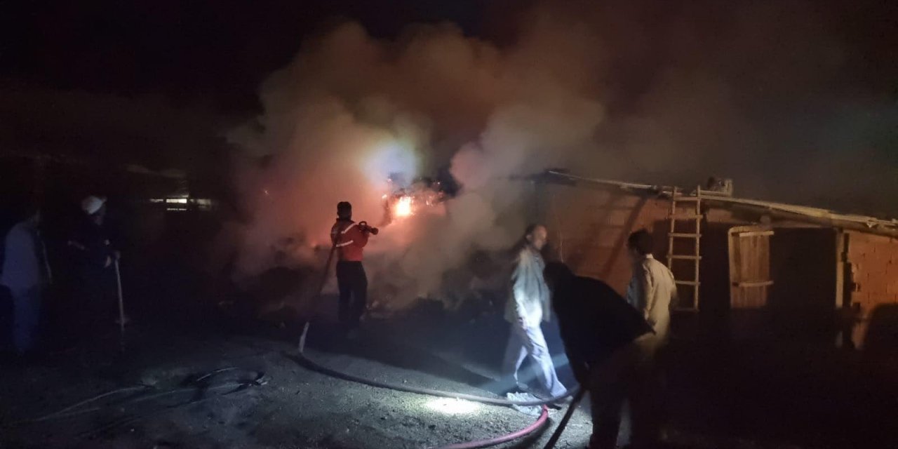 Ahır Yangınına Kepçeli Müdahale