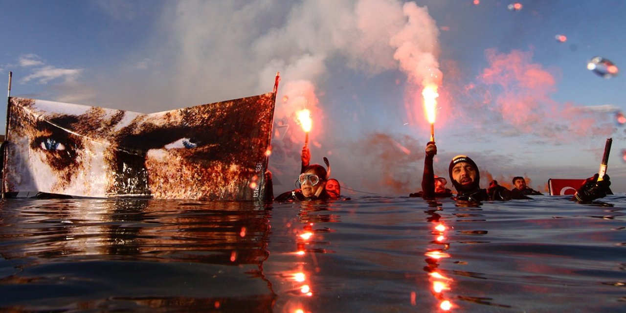 Dolmabahçe Sarayı Önünde Cumhuriyetin 100. Yılı İçin Daldılar