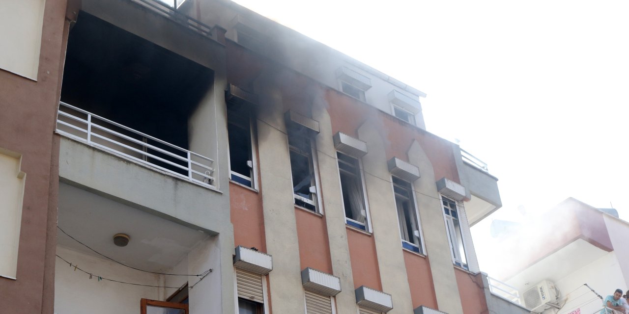 Yanan Evdeki Kadını Kuryeler Kurtardı; Köpekleri İle Yangından Kaçtılar