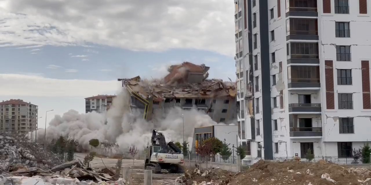 Malatya'da Ağır Hasarlı 12 Katlı Bina, Dinamitle Yıkıldı