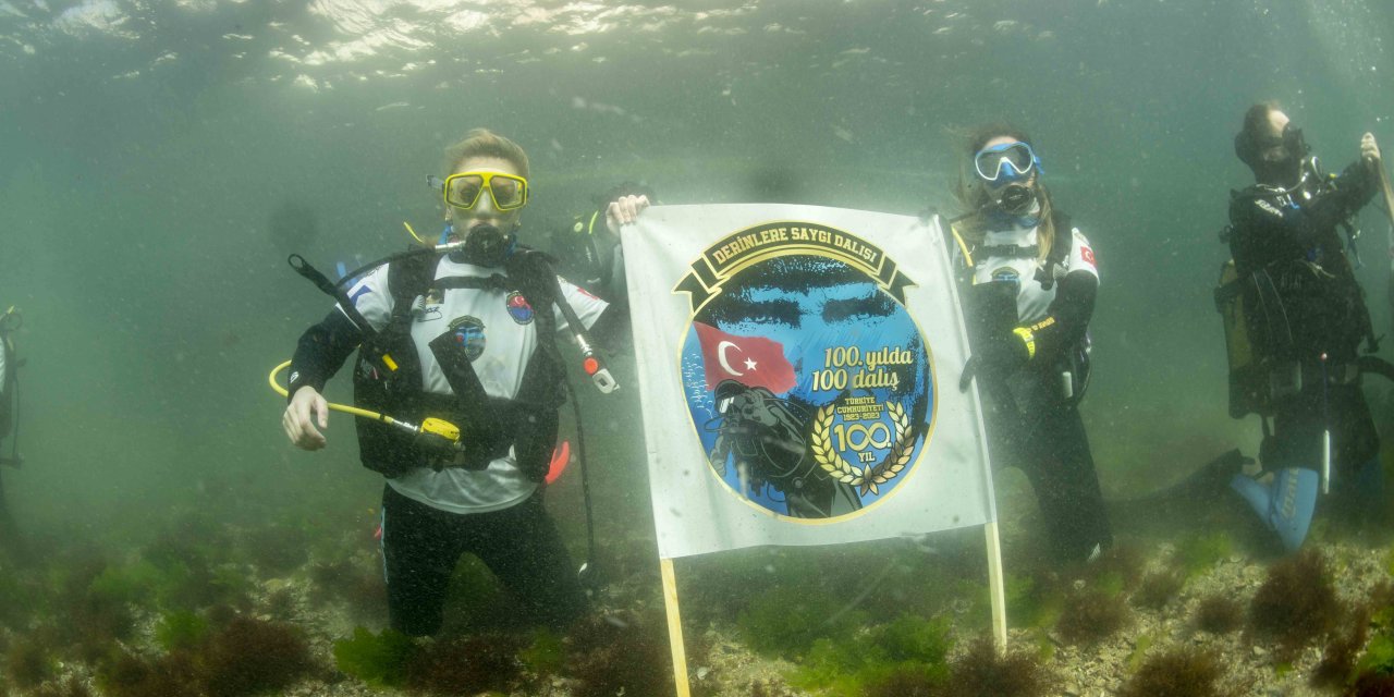 (Ek Fotoğraflarla) Dolmabahçe Sarayı Önünde Cumhuriyetin 100. Yılı İçin Daldılar