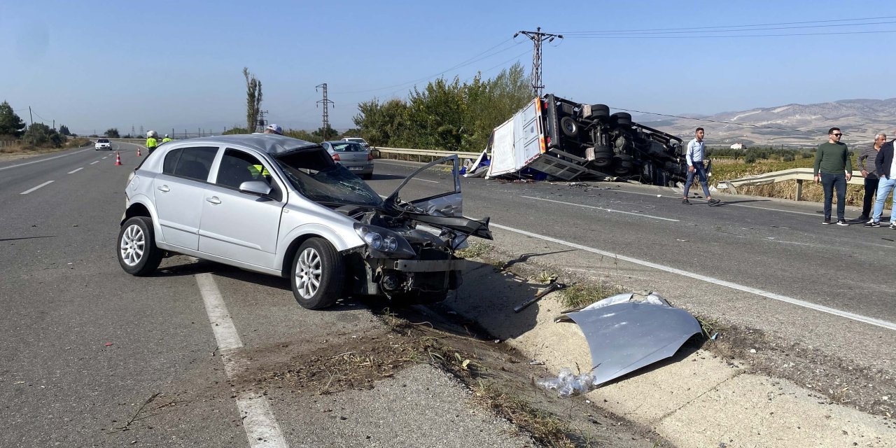 Manisa'da Kamyon İle Otomobil Çarpıştı: 3 Yaralı