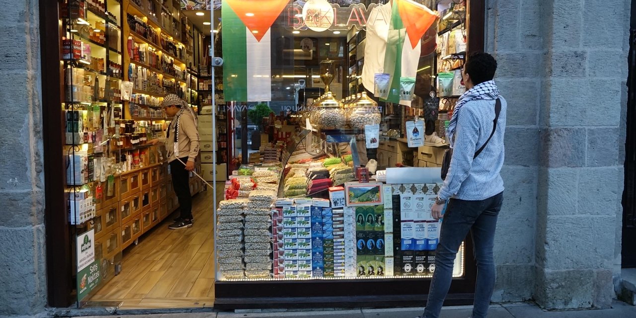 Gazzeli Karim Abufool: Ailemin Hepsi Bir Anda Ölmesin Diye Aynı Yerde Kalmıyorlar