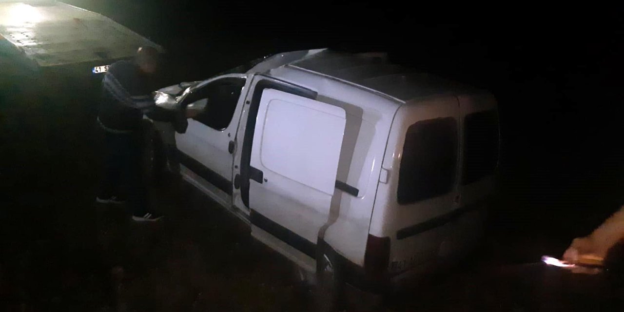 Şarampole Devrilen Hafif Ticari Aracın Sürücüsü Kazayı Gülerek Anlattı