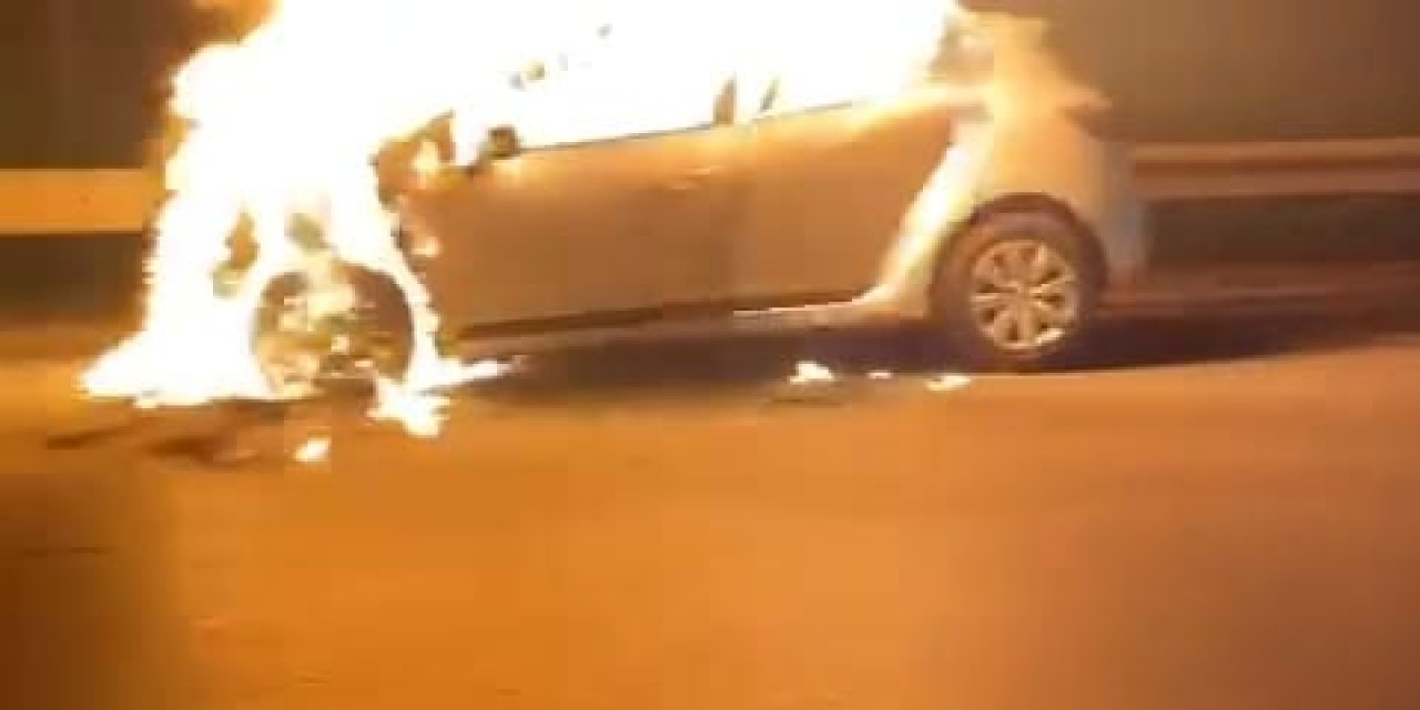 Kağıthane'de Seyir Halindeki Otomobil Alev Alev Yandı