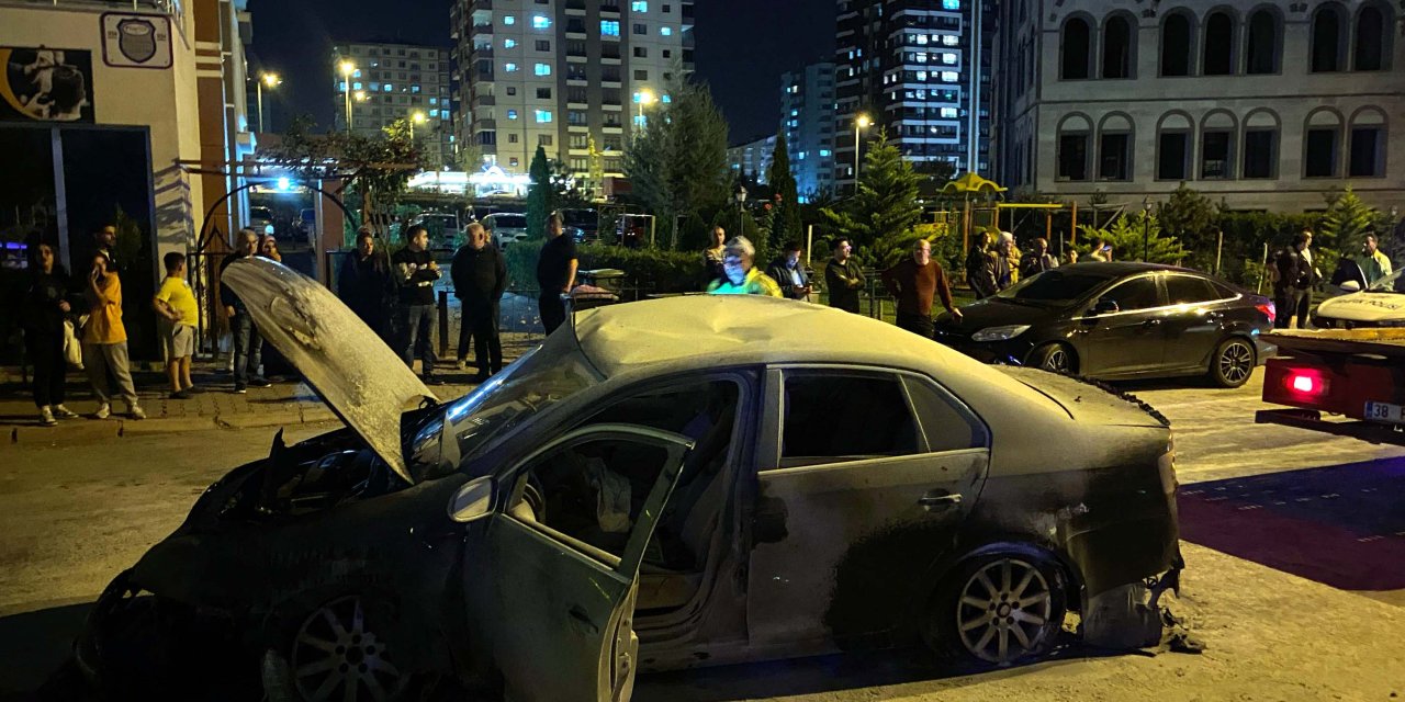 Otomobilin Çarptığı Direk Park Halindeki Başka Bir Otomobilin Üzerine Devrildi: 3 Yaralı