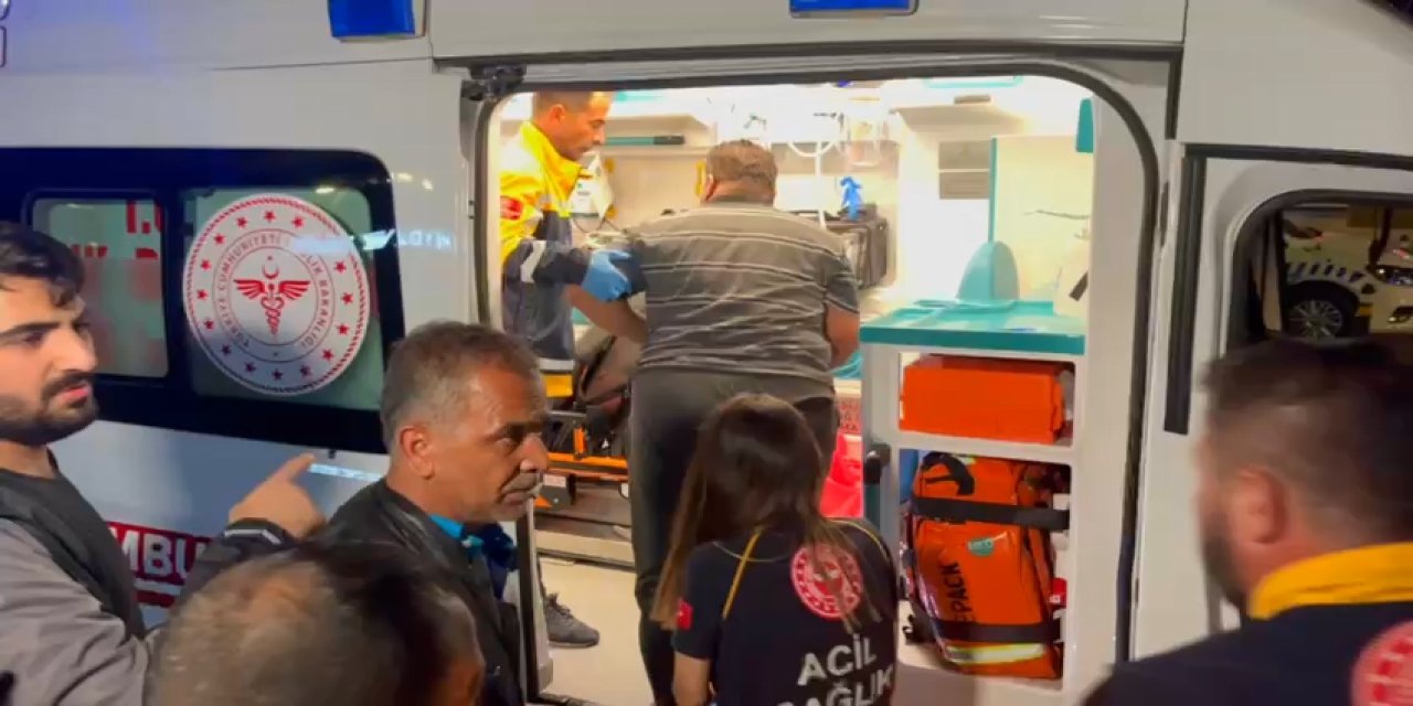 Minibüs Önce Ticari Taksiye Sonra Kaldırıma Çıkarak Biri Hamile Kadın 3 Kişiye Çarptı