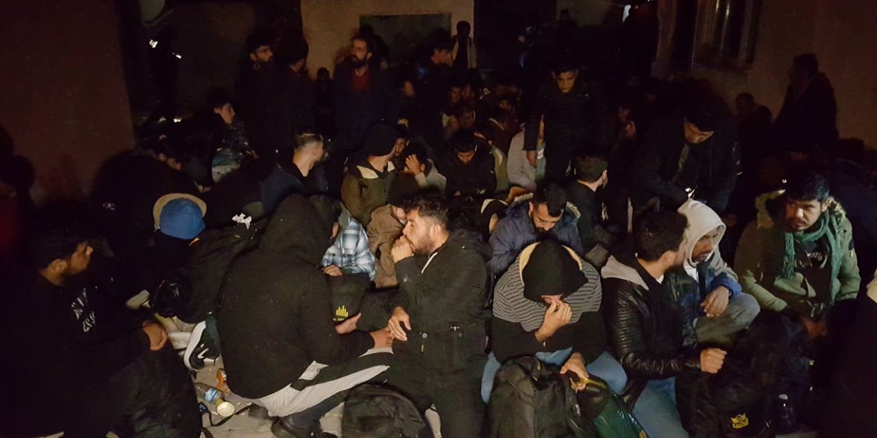 Edirne'de Evin Bahçesi Ve İçinde 100 Kaçak Göçmen Yakalandı