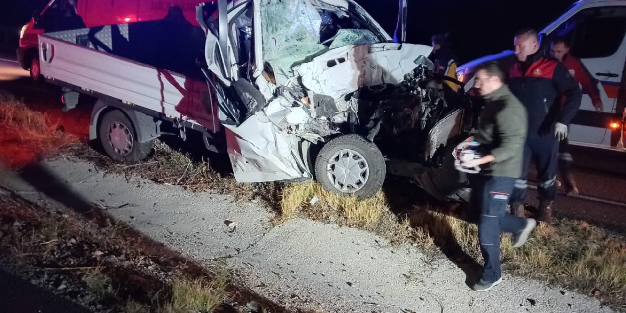 Kırşehir’de Kamyonet Kamyona Çarptı: 2 Ölü, 3 Yaralı