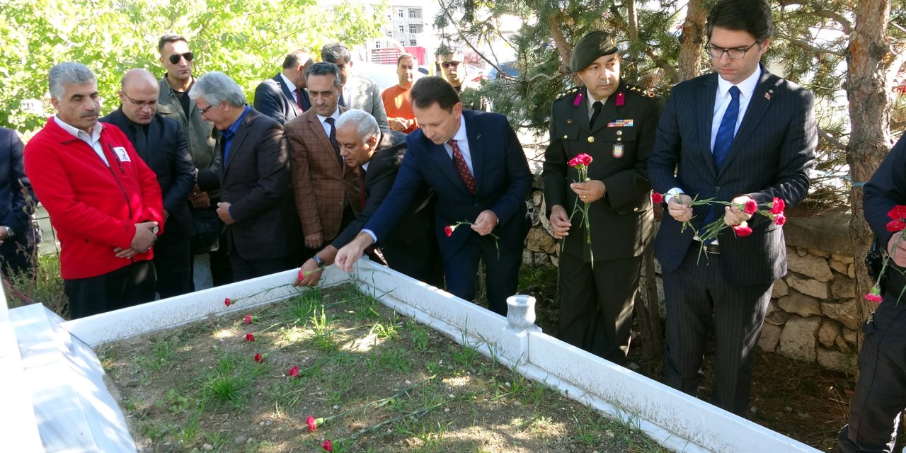 Van'da 12 Yıl Önceki Depremde Hayatını Kaybedenler Anıldı