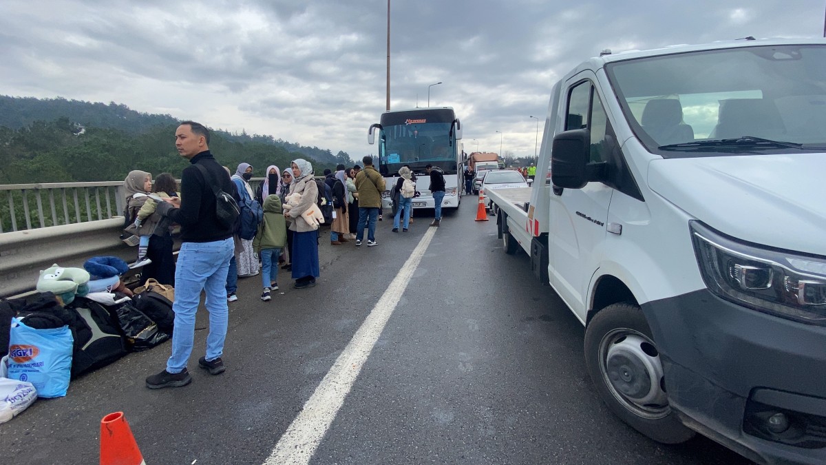 Anadolu Otoyolu'nda 23 aracın karıştığı zincirleme kazalarda 11 kişi yaralandı