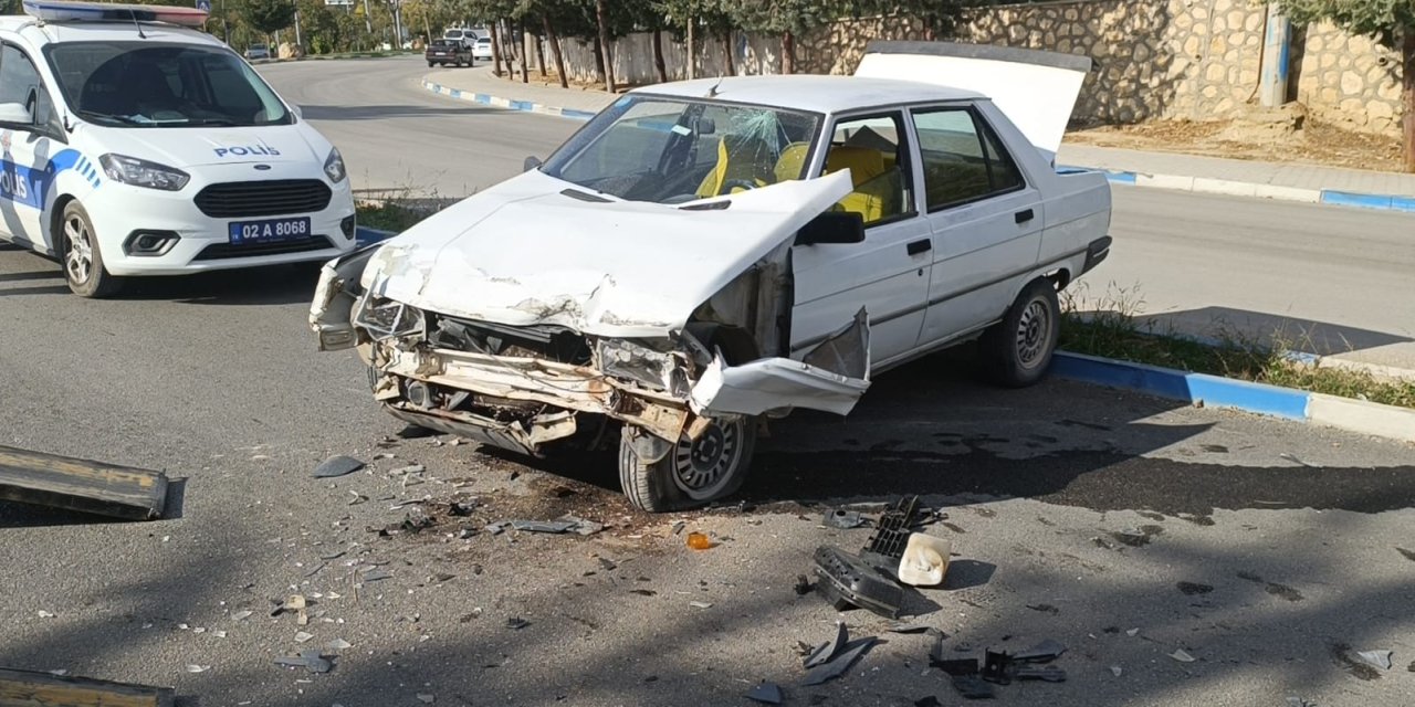 Otomobil, Karşı Şeride Geçip Gelen Araca Çarptı; 5 Yaralı