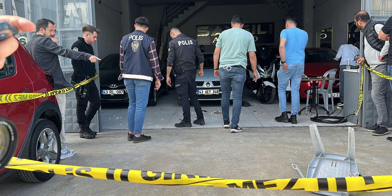 Kasklı Saldırgan, Galericiyi Silahla Ağır Yaraladı