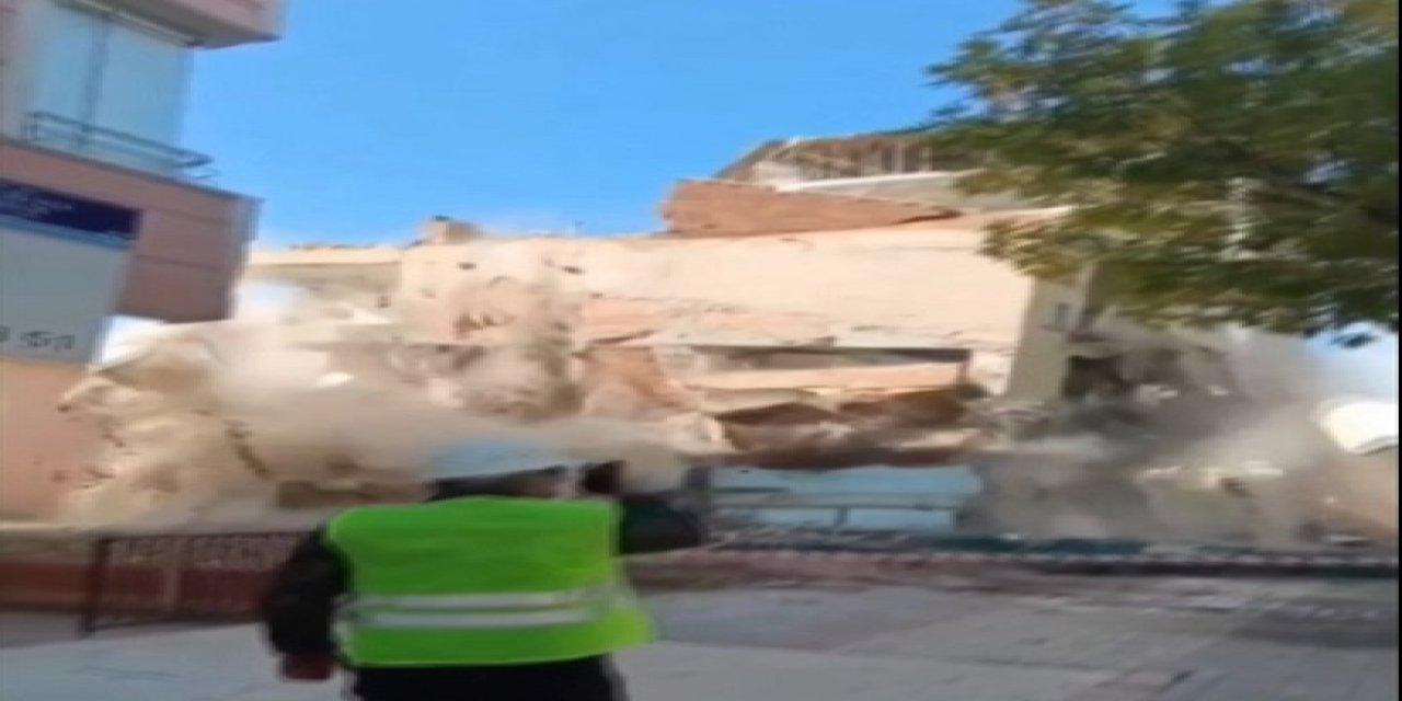 Elazığ'da Ağır Hasarlı Binanın Yıkımı Gerçekleştirildi