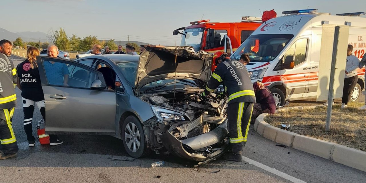 Denizli'de Otomobil İle Hafif Ticari Araç Çarpıştı; 1 Ölü, 5 Yaralı