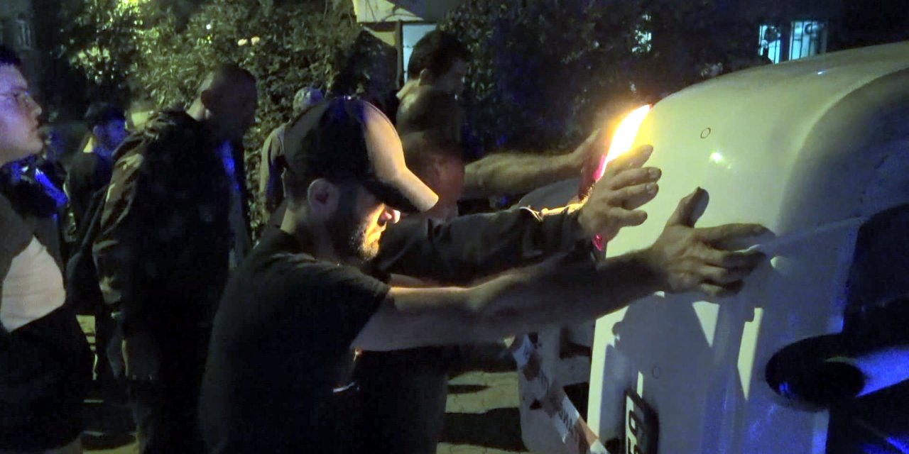 Avcılar'da 2 Araca Çarparak Yan Yatan Otomobilden Böyle Çıkarıldı