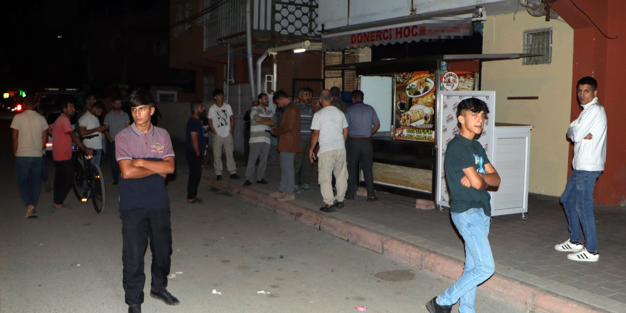 Dönerci Baba Ve Oğlu, Motosikletli Şüphelilerin Silahlı Saldırısında Yaralandı