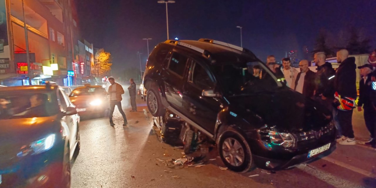 Esenyurt'ta Otomobil Trafik Işıklarındaki Motosiklet İle Cipe Çarptı: 1 Yaralı