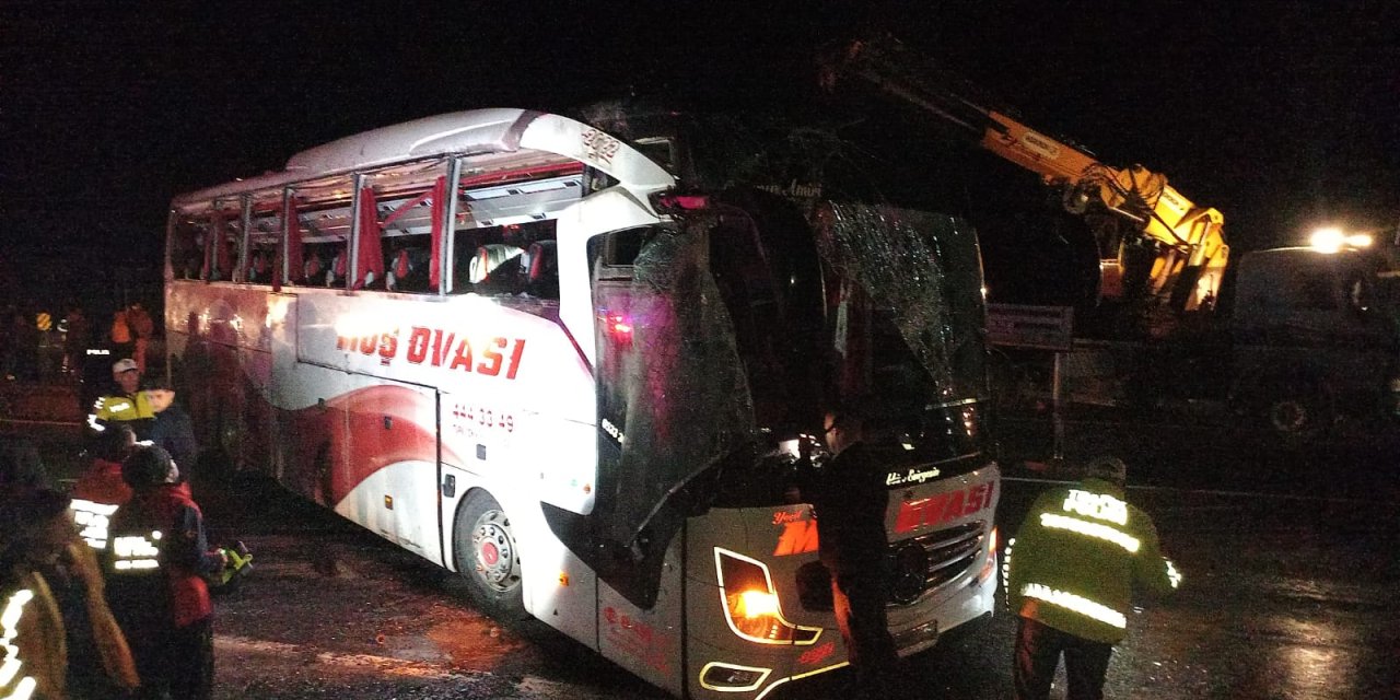 Kayseri'de Yolcu Otobüsü Devrildi: 38 Yaralı