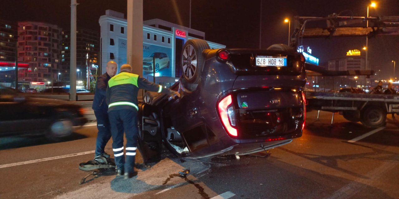 Zeytinburnu'nda Otomobil Emniyet Şeridindeki Araca Çarptı: 1 Yaralı