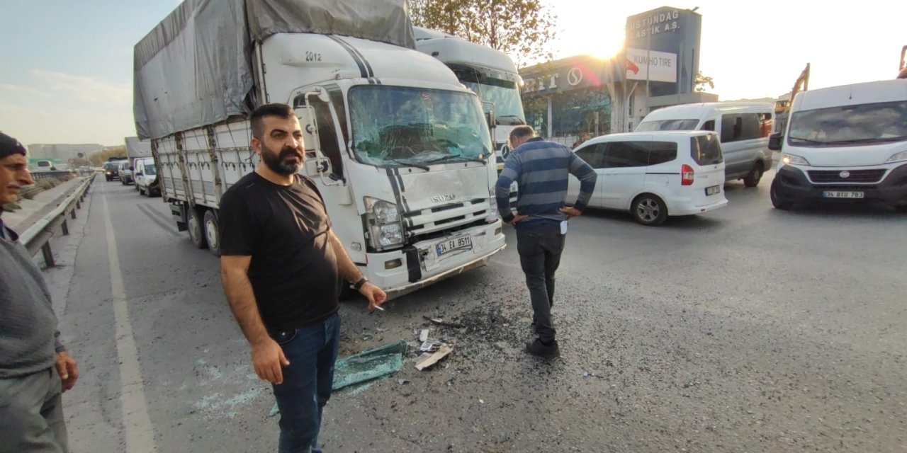 Küçükçekmece'de Kamyonet Yolcu Minibüsüne Çarptı: 7 Yolcu Yaralandı