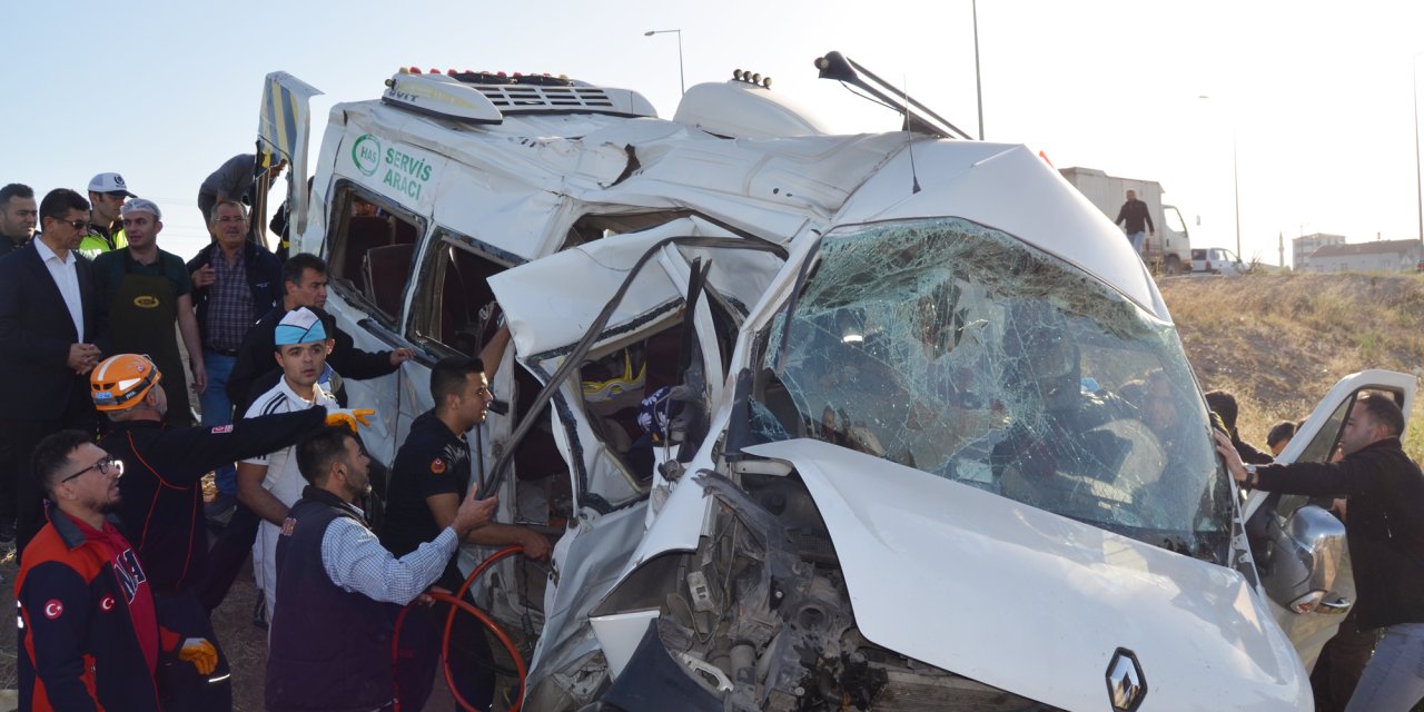 Kamyonet, İşçi Servis Minibüsüne Çarptı: 2 Ölü, 19  Yaralı (2) - Yeniden